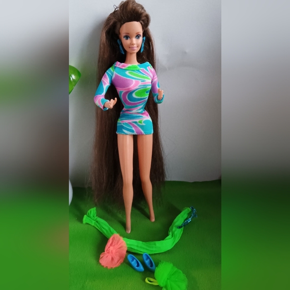 ʕ·ᴥ·ʔ Totally Hair Teresa Barbie Doll - Picture 2 of 2